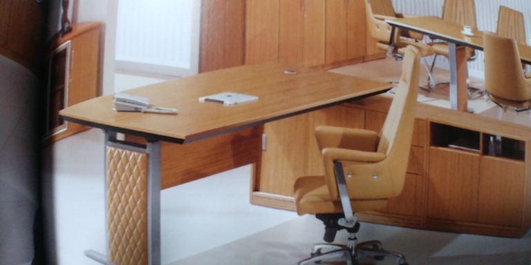 고급스러움과 모던함을 겸비한 책상 입니다^^