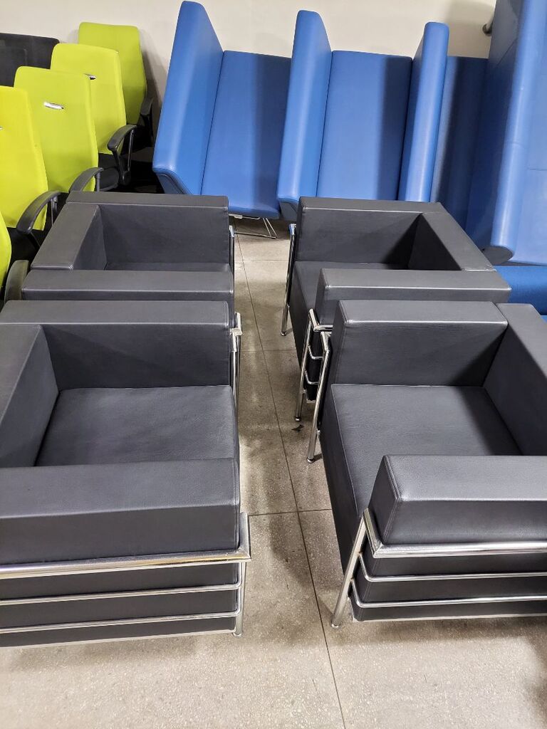 블랙의 깔끔하고 모던한 디자인의 쇼파입니다^^