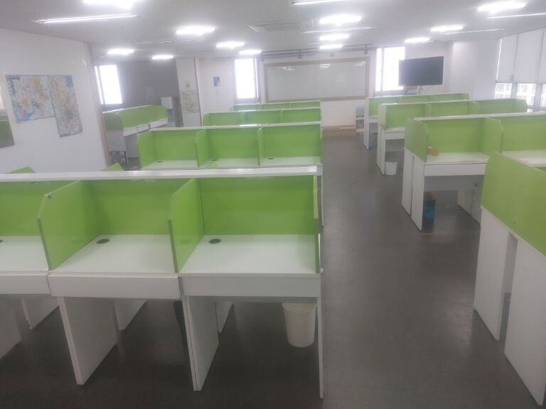 스터디카페나 학원등 에서 사용가능한 책상 입니다^^