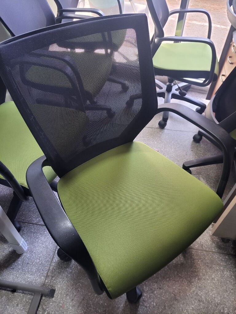 퍼시스제품의 깔끔한 의자  입니다^^ 색상은 블랙 그레이 그린 세가지 색상입니다^^