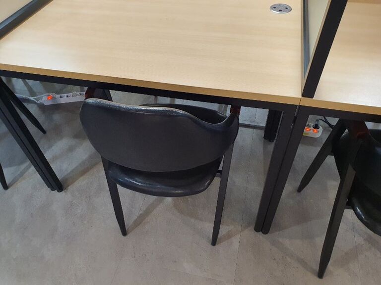 스터디카페 책상 (유리칸막이)