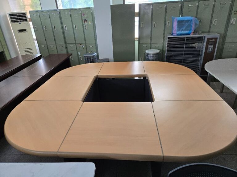 회의테이블 들어왔습니다.^^